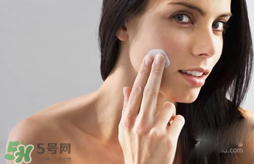 先用磨砂膏還是先用洗面奶？磨砂膏和洗面奶哪個(gè)先用？