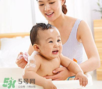 寶寶流鼻涕了還能洗澡嗎？寶寶夏天感冒能不能洗澡？