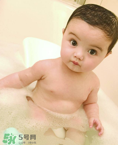 寶寶流鼻涕了還能洗澡嗎？寶寶夏天感冒能不能洗澡？
