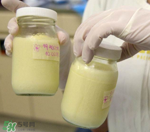 我的奶水發(fā)黃是怎么回事？ 哺乳期奶水發(fā)黃還可以喂奶嗎？