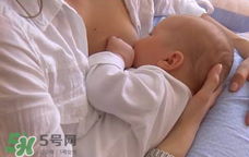 我的奶水發(fā)黃是怎么回事？ 哺乳期奶水發(fā)黃還可以喂奶嗎？