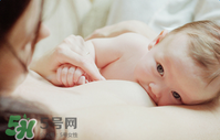 哺乳期奶水有血是什么原因？哺乳期奶水有血能喂奶嗎？