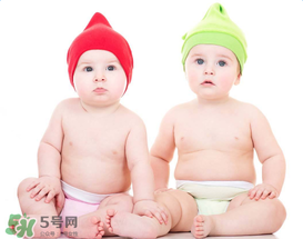 如何判斷新生兒已經(jīng)吃飽？新生兒吃飽了有什么表現(xiàn)？