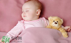 如何判斷新生兒已經(jīng)吃飽？新生兒吃飽了有什么表現(xiàn)？