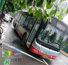 女子穿高跟鞋追公交 摔倒后遭碾壓身亡 女子穿高跟鞋追公交 摔倒后遭碾壓身亡