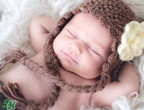 小孩開著燈睡覺好嗎？寶寶睡覺開著燈對(duì)身體有危害嗎？