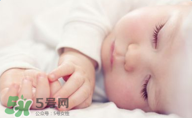 小孩開著燈睡覺好嗎？寶寶睡覺開著燈對(duì)身體有危害嗎？