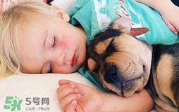 小孩開著燈睡覺好嗎？寶寶睡覺開著燈對(duì)身體有危害嗎？