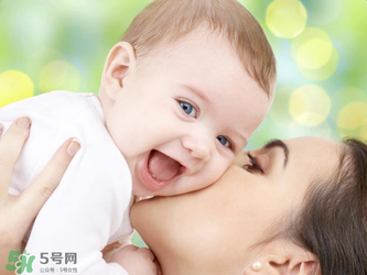 哺乳期媽媽用護膚品對寶寶有影響嗎？哺乳期能不能用護膚品？