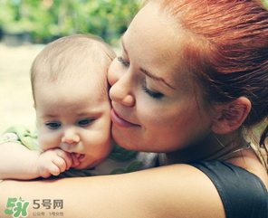 哺乳期媽媽用護膚品對寶寶有影響嗎？哺乳期能不能用護膚品？