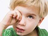 寶寶總是拿手揉眼睛是怎么了？寶寶眼睛癢怎么處理？
