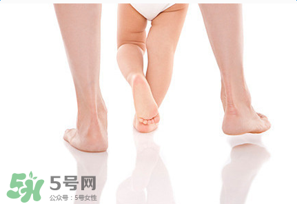 寶寶一歲多了還不會走路怎么辦？寶寶走路晚是什么原因造成的