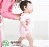 寶寶一歲多了還不會走路怎么辦？寶寶走路晚是什么原因造成的