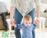 寶寶一歲多了還不會走路怎么辦？寶寶走路晚是什么原因造成的