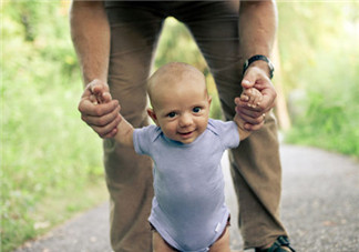 寶寶一歲多了還不會(huì)走路怎么辦？寶寶走路晚是什么原因造成的