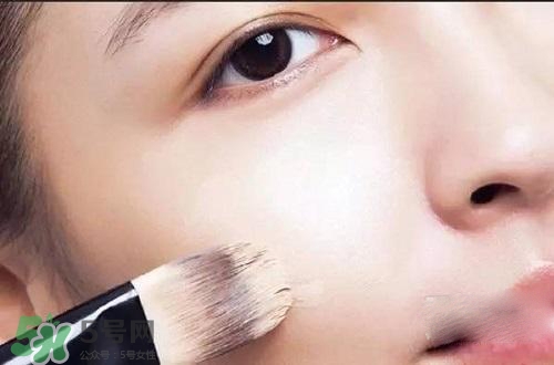 粉底液可以涂在眼部嗎？粉底液涂在眼部有什么危害？