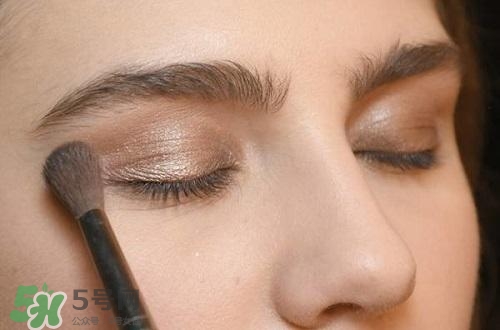 粉底液可以涂在眼部嗎？粉底液涂在眼部有什么危害？