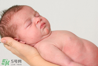 寶寶頭皮上的污垢可以摳掉嗎？寶寶頭上的頭垢該怎么處理？