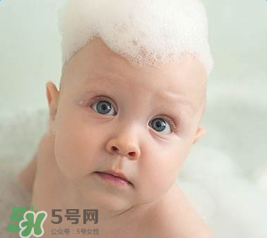 寶寶頭皮上的污垢可以摳掉嗎？寶寶頭上的頭垢該怎么處理？