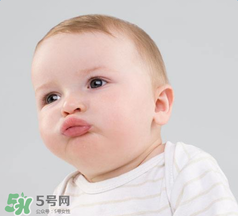 寶寶頭皮上的污垢可以摳掉嗎？寶寶頭上的頭垢該怎么處理？