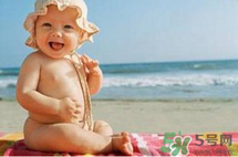 夏日海邊寶寶游泳怎么防曬？海邊親子游泳防曬注意事項