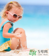 夏日海邊寶寶游泳怎么防曬？海邊親子游泳防曬注意事項
