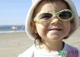 夏日海邊寶寶游泳怎么防曬？海邊親子游泳防曬注意事項