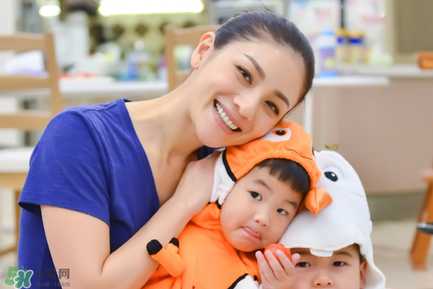 胡可直戳馬雅舒育兒痛點(diǎn) 快速解決其帶娃問題