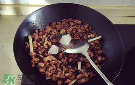 別人家的室友！成都女孩為室友帶了一盆冷吃兔