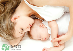 產(chǎn)后皮膚干燥起皮又很癢是怎么回事？生完小孩后皮膚特干怎么辦？