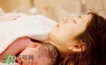 產(chǎn)后皮膚干燥起皮又很癢是怎么回事？生完小孩后皮膚特干怎么辦？