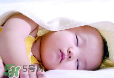 寶寶生長(zhǎng)激素分泌的時(shí)間 寶寶的生長(zhǎng)激素什么時(shí)候分泌？