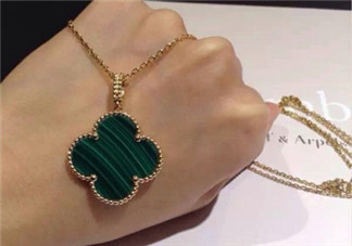 梵克雅寶項(xiàng)鏈?zhǔn)鞘裁床馁|(zhì)？vca項(xiàng)鏈?zhǔn)屈S金的嗎