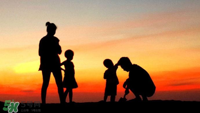 大女兒嫉妒二胎弟弟受寵 生二胎怎么安撫老大 大女兒嫉妒二胎弟弟受寵 生二胎怎么安撫老大