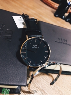 dw丹尼爾惠靈頓手表怎么調(diào)時(shí)間？dw手表怎么沒有日期