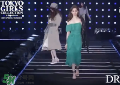 穿著高跟鞋翻跟頭走t臺模特同款綠色裙子是什么牌子？