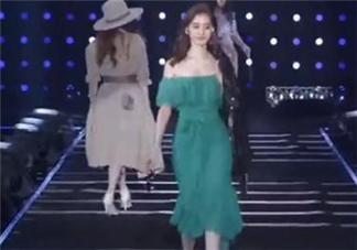 穿著高跟鞋翻跟頭走t臺(tái)模特同款綠色裙子是什么牌子？