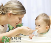 嬰兒吃魚肝油能打預(yù)防針嗎？嬰兒吃魚肝油影不影響打預(yù)防針？