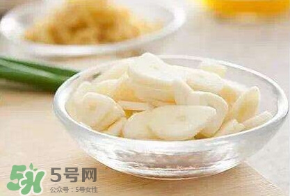 生吃蒜頭有什么好處？生吃蒜頭的功效和作用