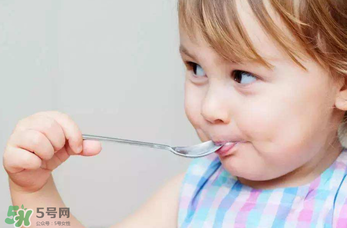 寶寶吃米粉拉綠便便怎么回事？寶寶吃米粉拉綠色要緊嗎？