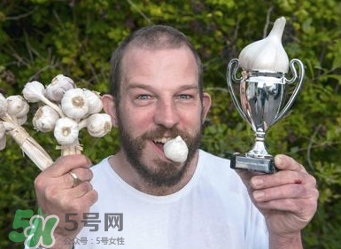 生吃蒜頭有什么好處？生吃蒜頭的功效和作用