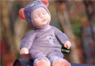 餃子送米雅的娃娃是什么牌子？比伯娃娃怎么樣？