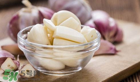 生吃蒜頭有什么好處？生吃蒜頭的功效和作用
