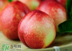 吃油桃需要削皮嗎？吃油桃剝皮吃還是不剝？