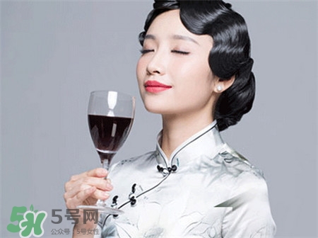 桑葚酒的營(yíng)養(yǎng)價(jià)值_桑葚酒的功效與作用 桑葚酒的營(yíng)養(yǎng)價(jià)值_桑葚酒的功效與作用