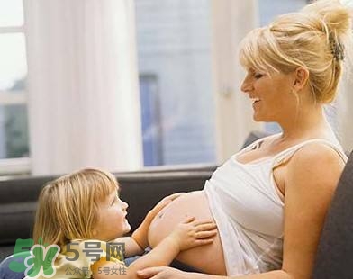 胎兒在媽媽肚子里都會(huì)干啥？胎兒的神奇世界