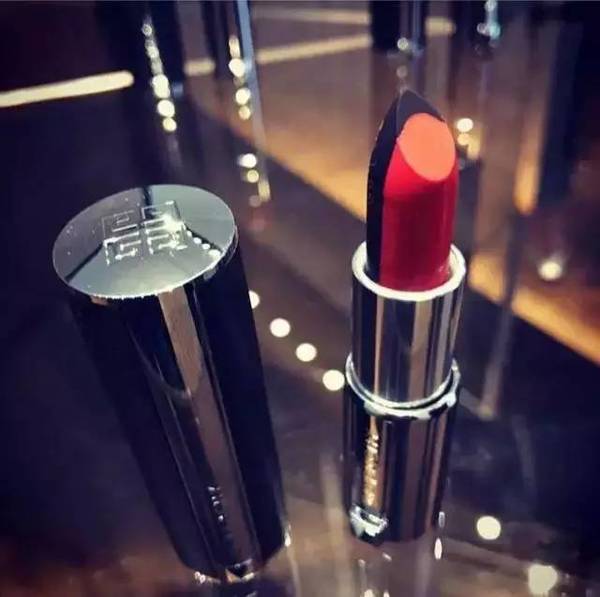 紀(jì)梵希雙色唇膏口紅什么時候上市？紀(jì)梵希雙色唇膏上市時間