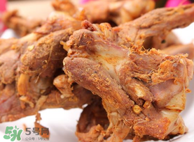 絕味鴨脖能冷凍嗎？絕味鴨脖可以放冰箱嗎？