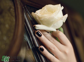 母親節(jié)可以送白玫瑰嗎？白玫瑰適合送什么人？