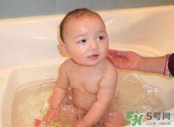夏天嬰兒洗澡水溫多少度合適？夏天嬰兒洗澡水溫需要多少度？